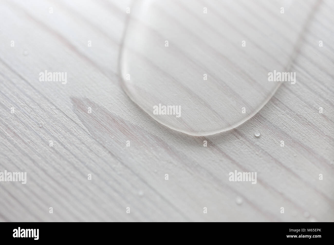 Wassertropfen auf einem weißen Holz- Oberfläche aus Lärchenholz, die durch Öl mit Wachs. Stockfoto