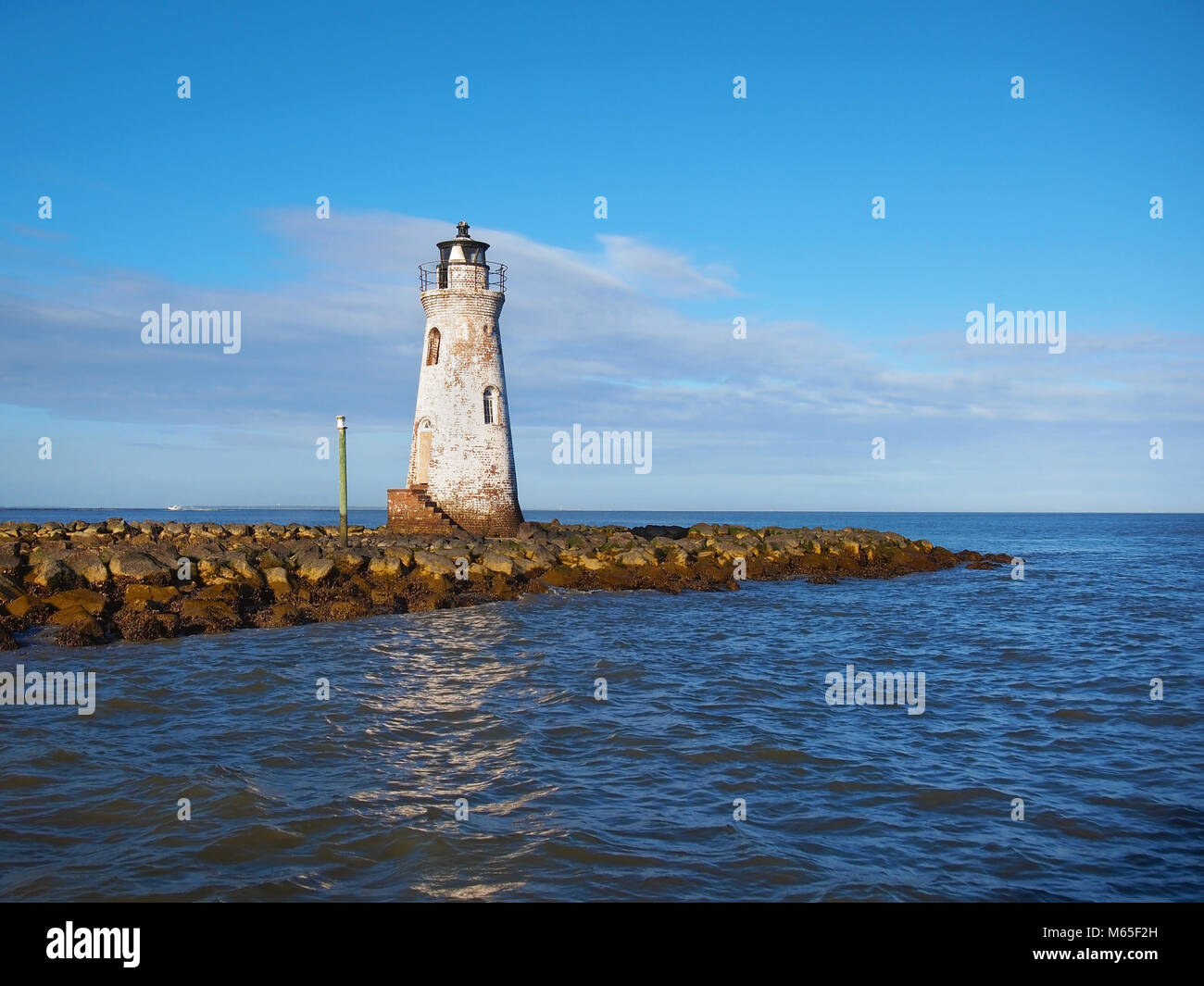 Die Cockspur Insel Leuchtturm auf einem Punkt des felsigen Land am Fluss im Fort Pulaski National Monument in der Nähe von Savannah, Georgia, und Tybee Island, Ga. Stockfoto