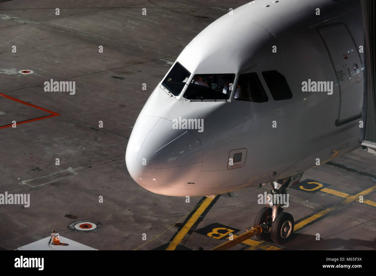 Große Ansicht von oben Der Cockpit am Flughafen Domodedovo in der Nacht im Laden. Stockfoto