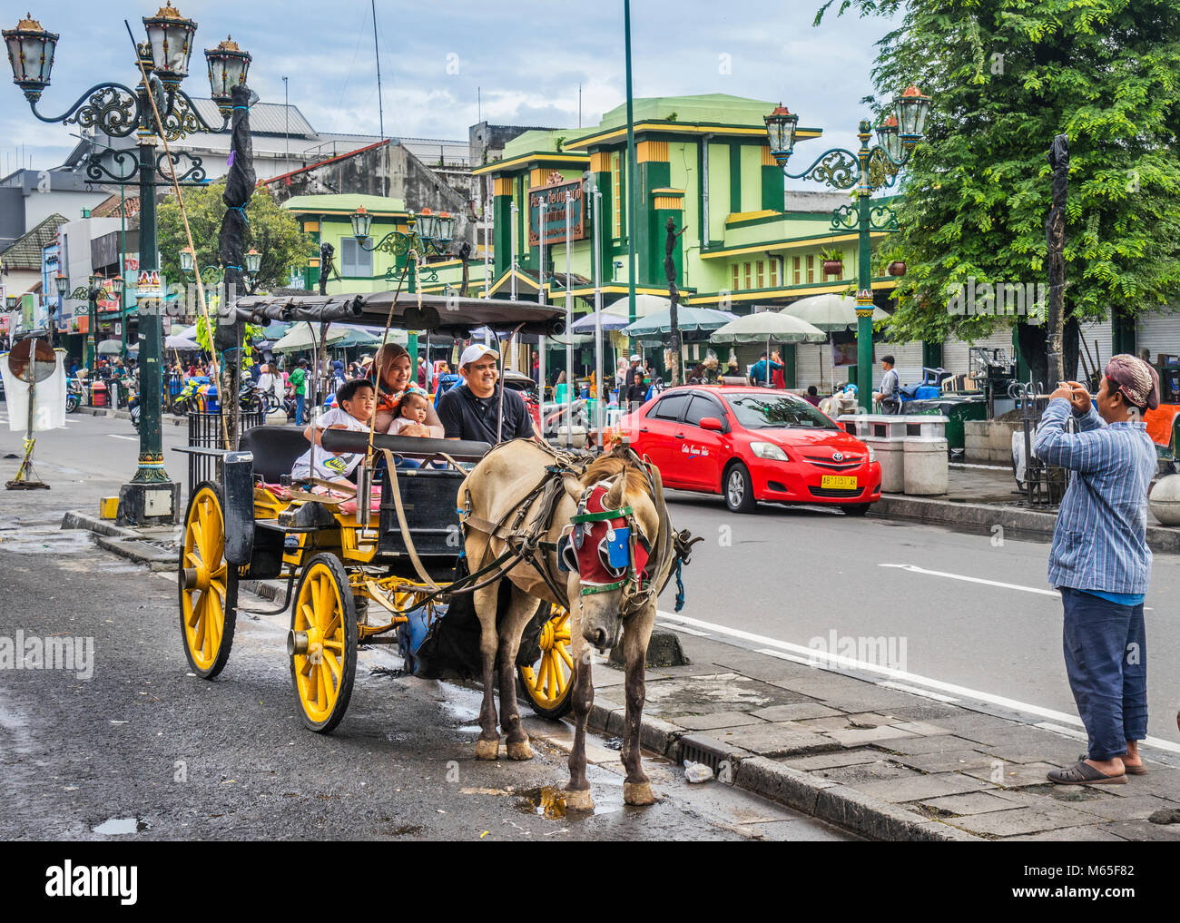 Indonesien, Central Java, Yogyakarta, Pferd gezogenen Schlitten, lokal bekannt als Andong oder dokar, an der Jalan Malioboro Stockfoto