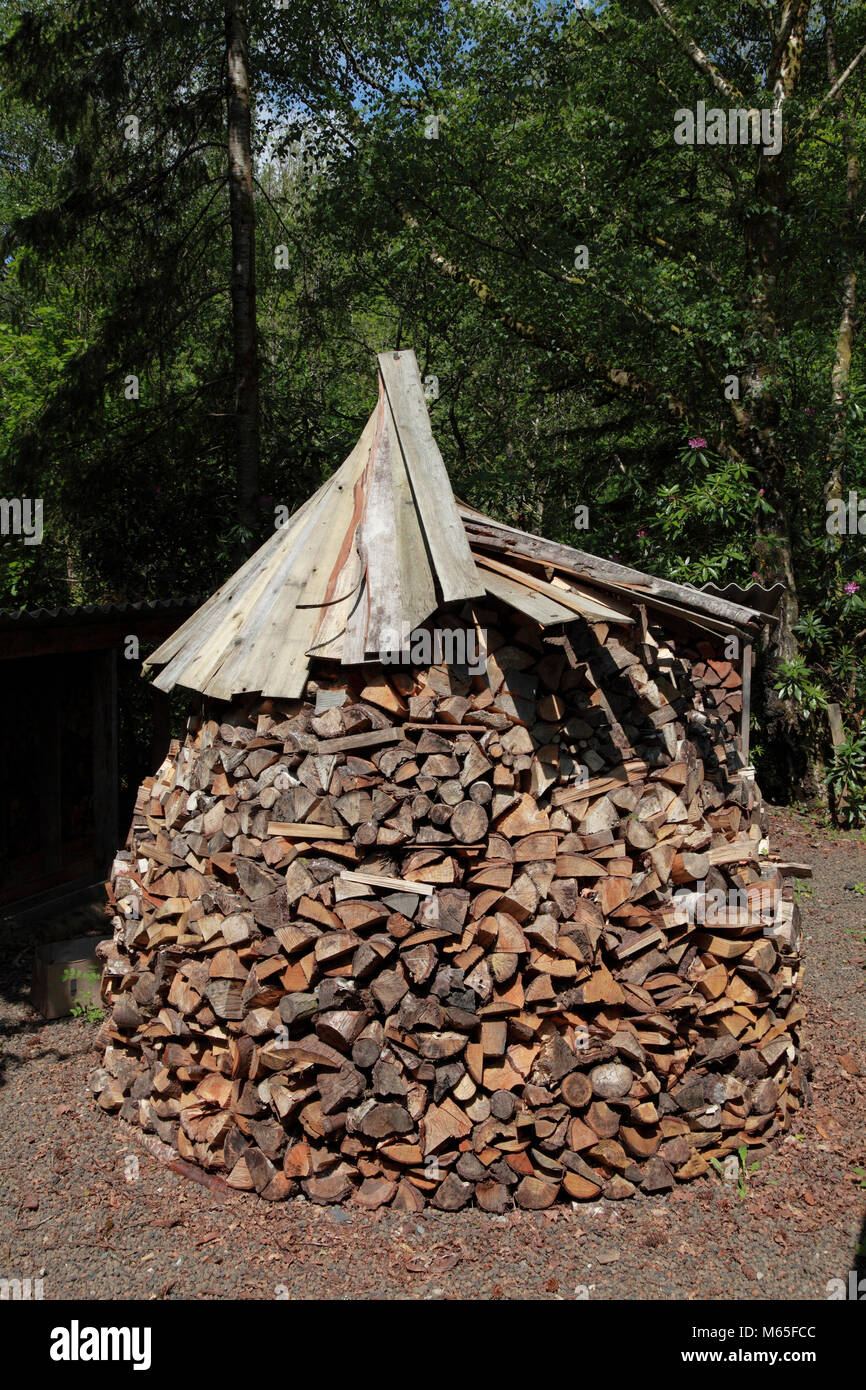 Eine kreisförmige "Bienenstock" Holz Stapel am Zentrum für Alternative Technologie, Petworth Stockfoto