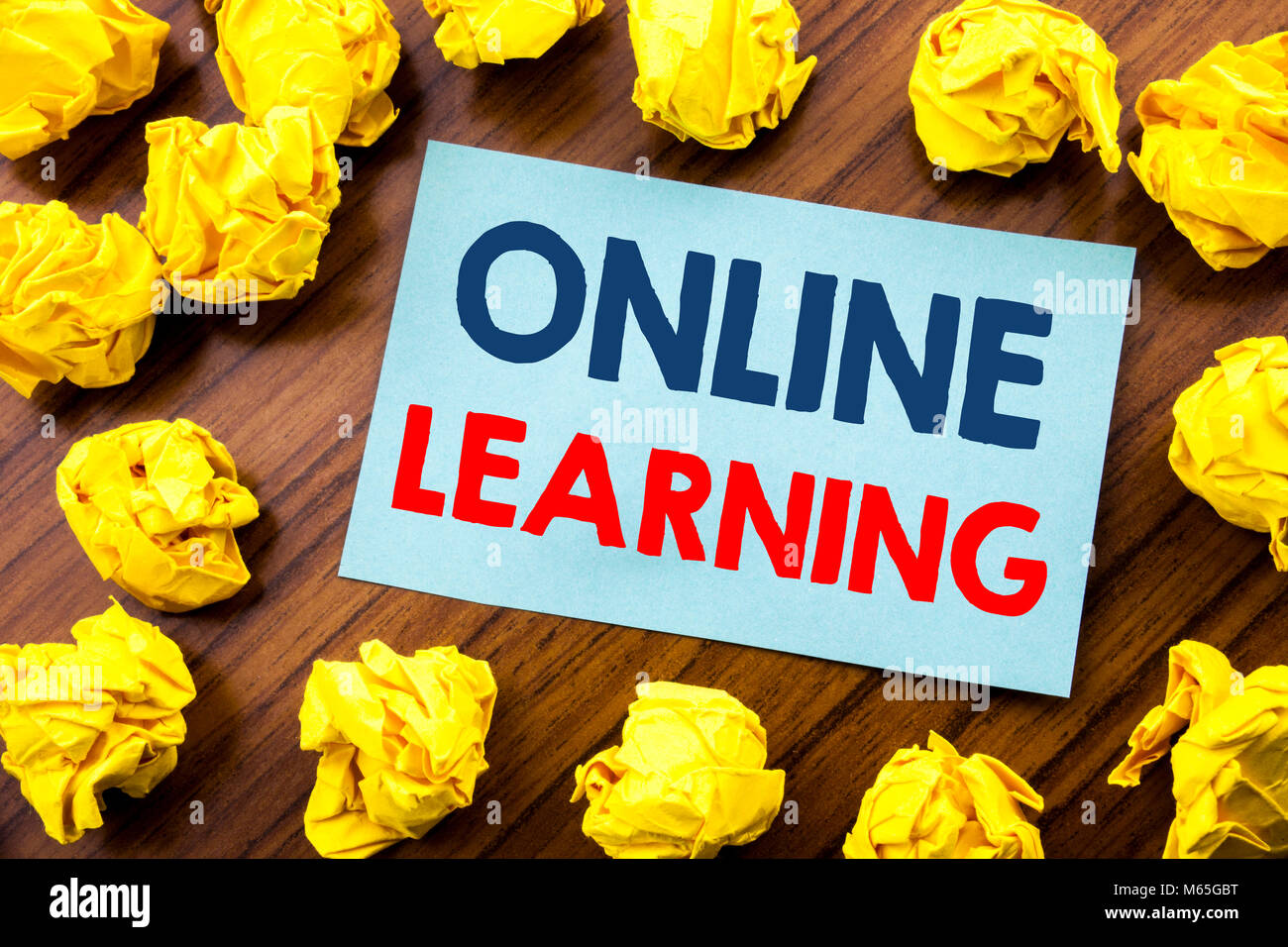 Konzeptionelle Hand schreiben Text inspiration Übersicht Online Lernen. Business Konzept für E-learning Training auf haftnotiz Papier die hölzerne Bac geschrieben Stockfoto