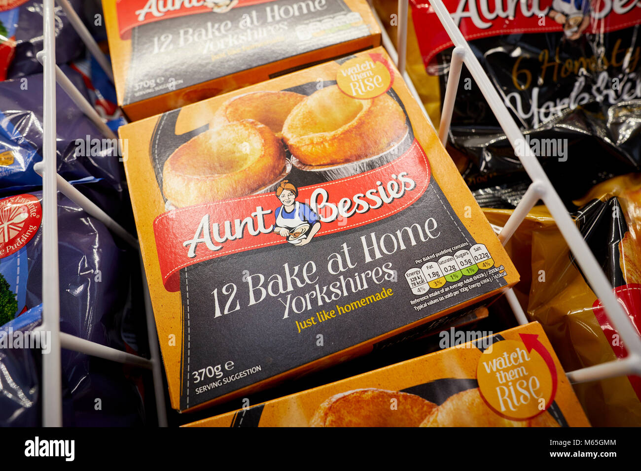 Tante Bessies tiefgekühlte Fertiggerichte aus Yorkshire Pudding im Gefrierfach der Shop Stockfoto