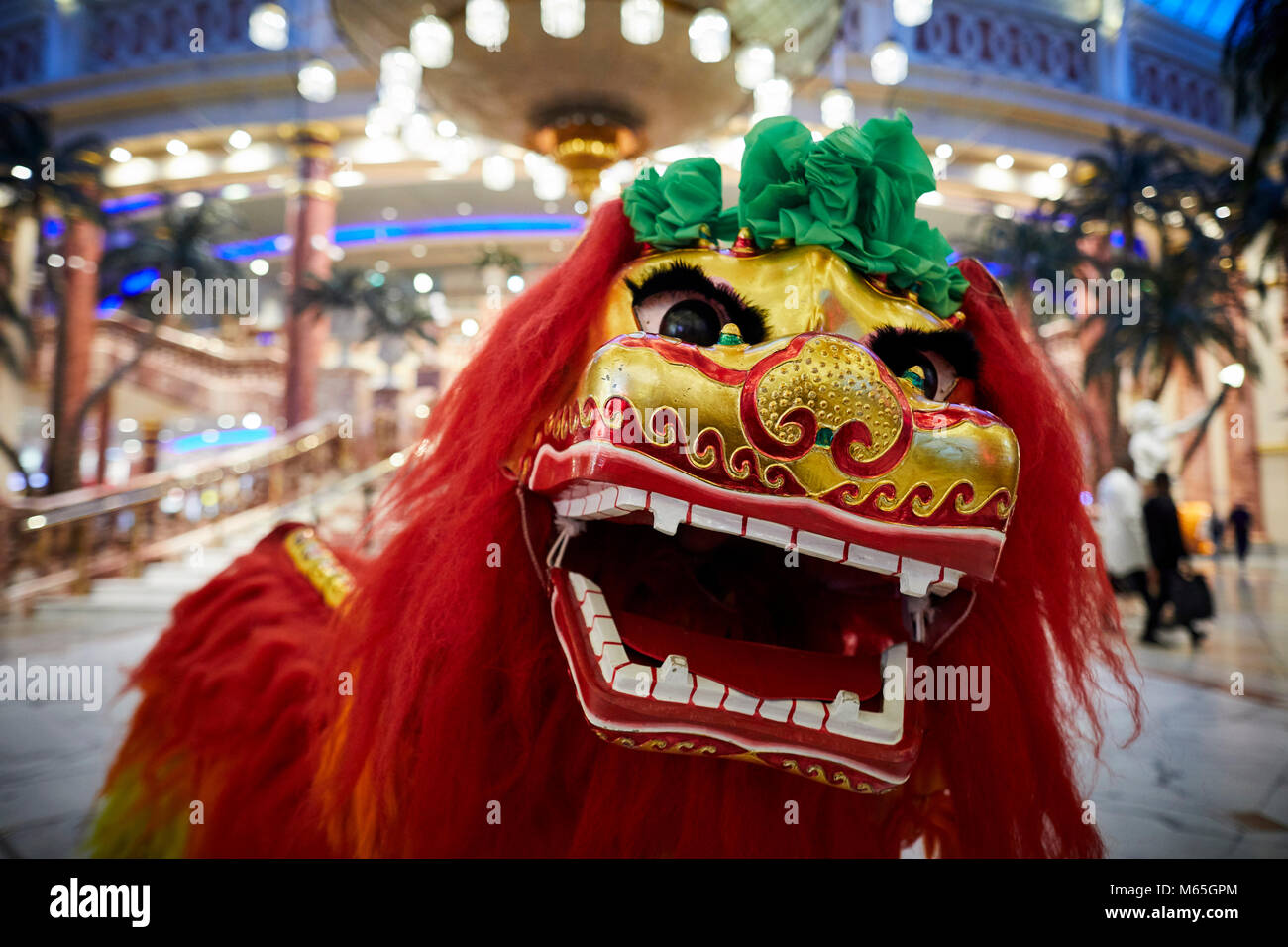 Intu Trafford Centre feiern das chinesische Neujahr mit einem chinesischen Lion dancing in der Mall. Stockfoto
