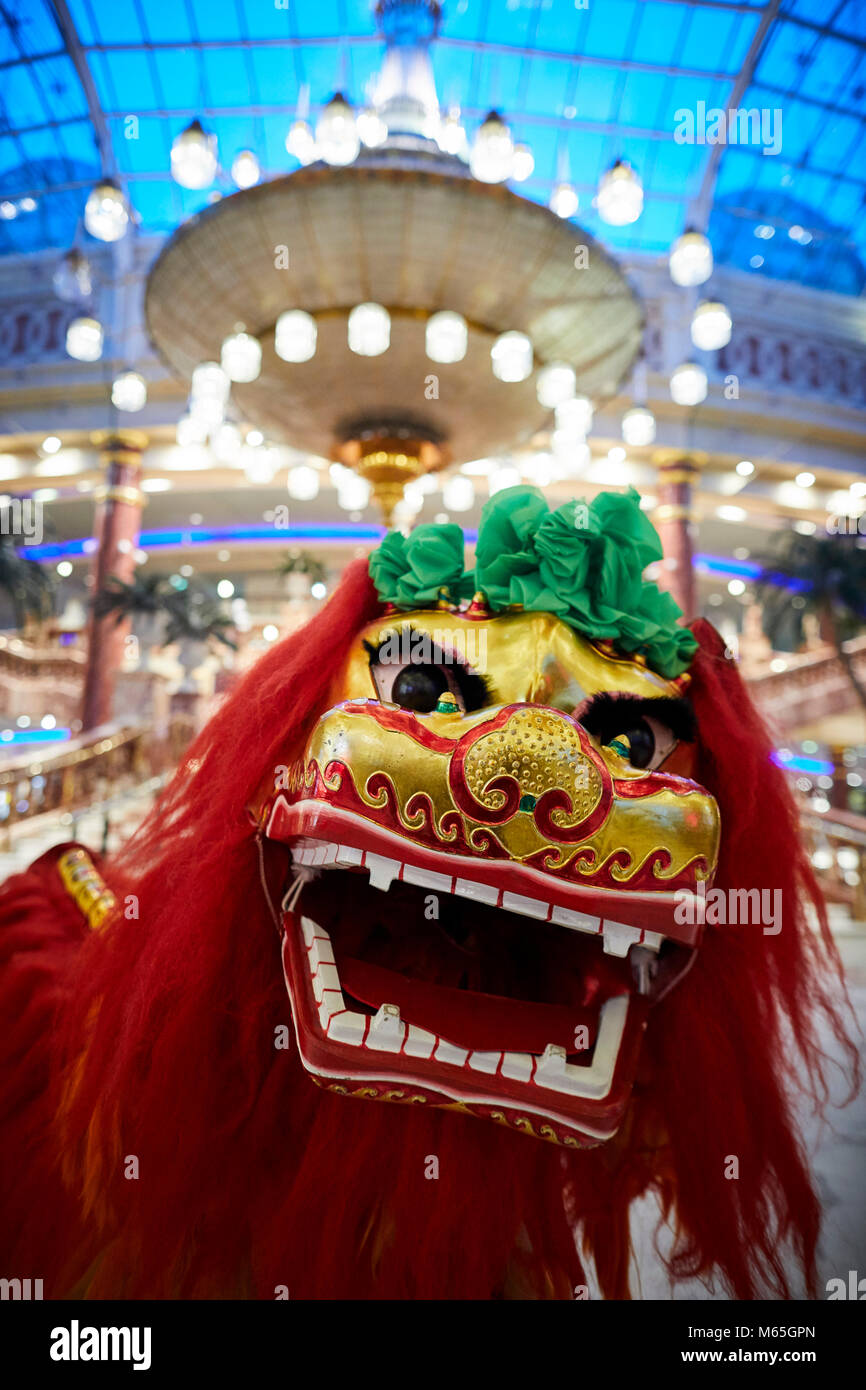 Intu Trafford Centre feiern das chinesische Neujahr mit einem chinesischen Lion dancing in der Mall. Stockfoto