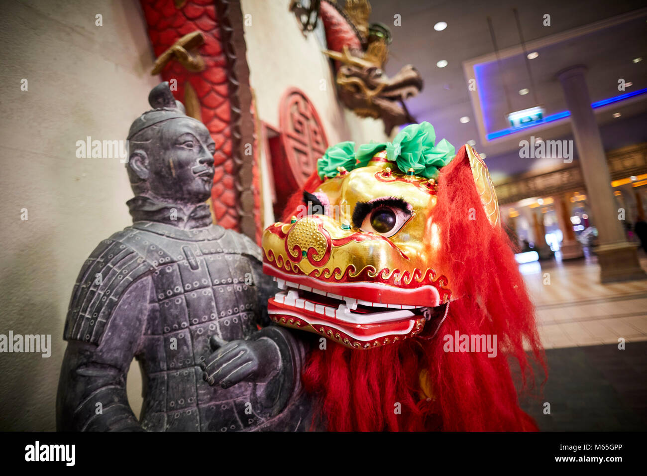 Intu Trafford Centre feiern das chinesische Neujahr mit einem chinesischen Lion dancing in der Mall. Stockfoto