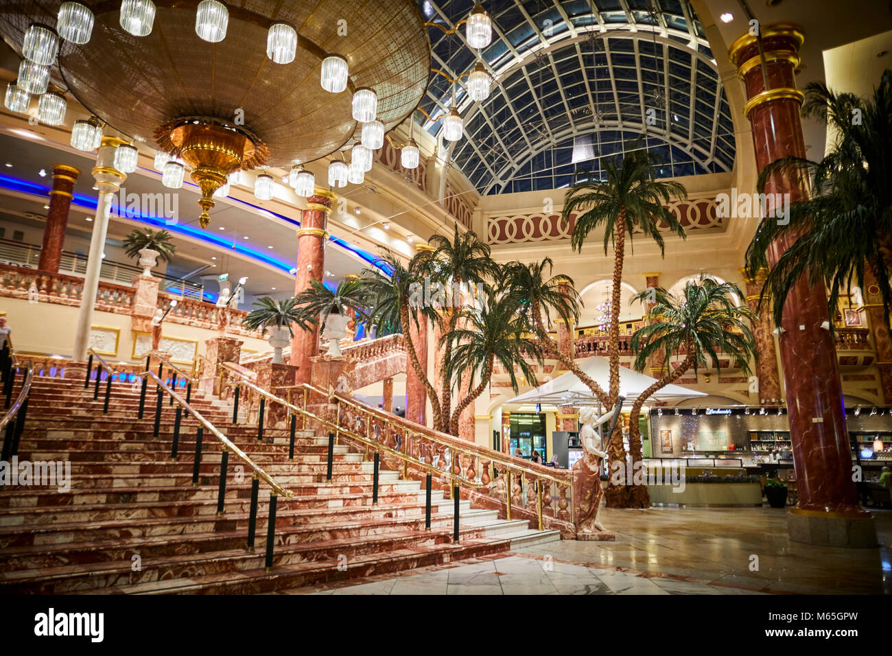 Trafford Centre Grand Staircase von Huhn Rot Marmor von luoyong Bezirk Chinas an, der in Anlehnung an die Treppe auf der Titanic Stockfoto