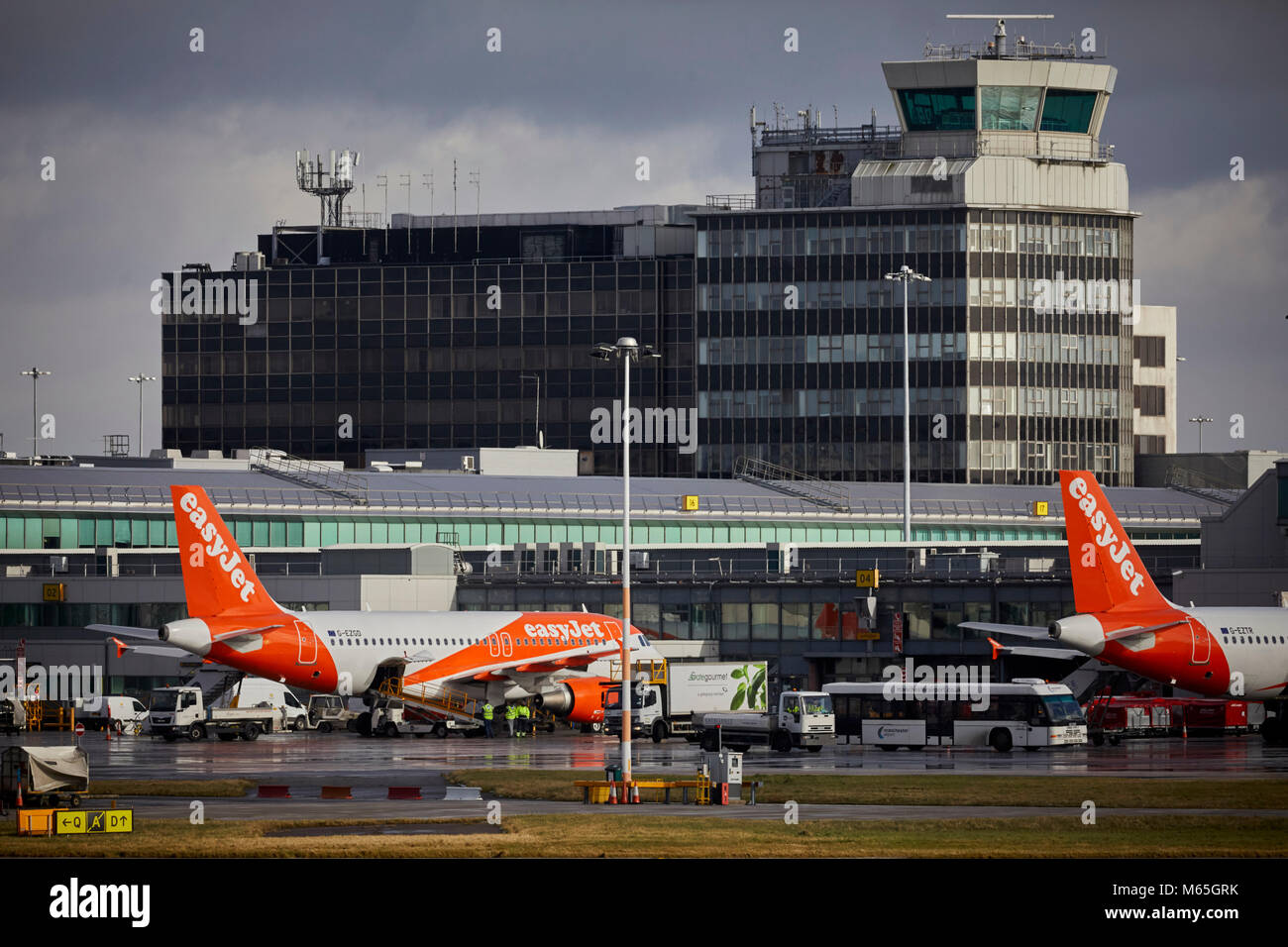 Flughafen Manchester Easyjet Flieger am Terminal Stockfoto