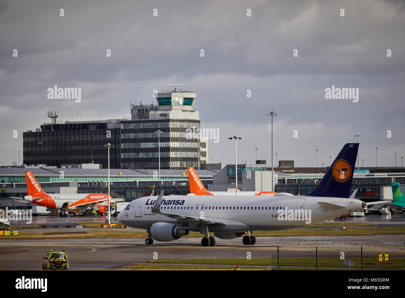 Flughafen Manchester D-AIUC Lufthansa Airbus A 320-214 an das Terminal nach der Ankunft aus Deutschland besteuern. Stockfoto