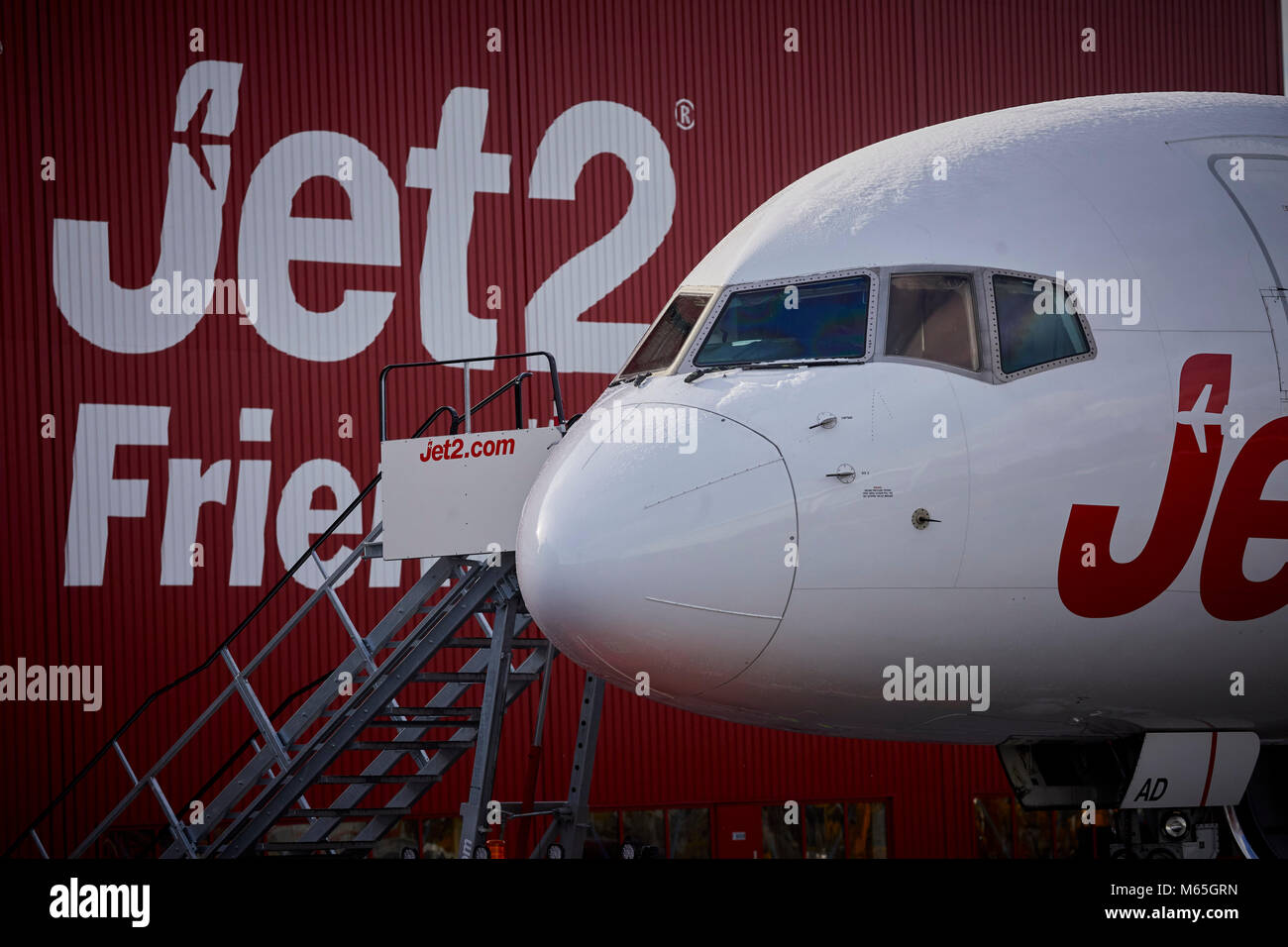 Manchester Airport Jet 2 Wartung hanger Boeing 757 in den Jet2 Urlaub Lackierung Stockfoto