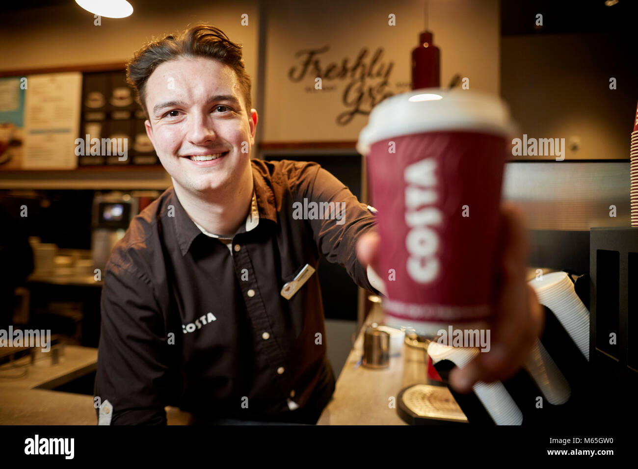 Costa Coffee Shop Arbeiter in Store Stockfoto