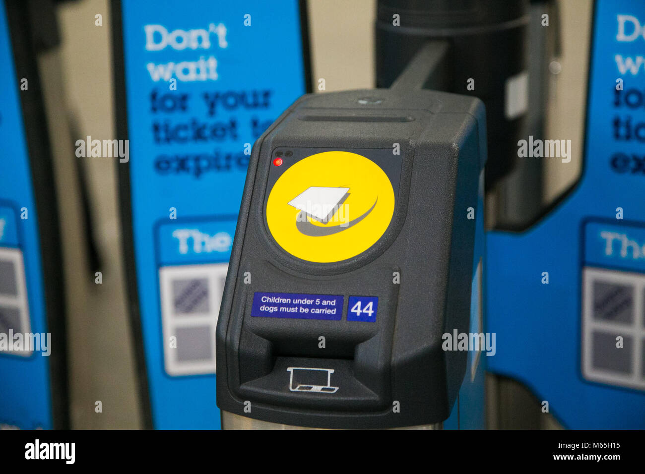 Oyster Travel Card Reader an der London Bridge U-Bahn station mit: Anzeigen Wo: London, Vereinigtes Königreich, wenn: 22 Jan 2018 Credit: WENN.com Stockfoto