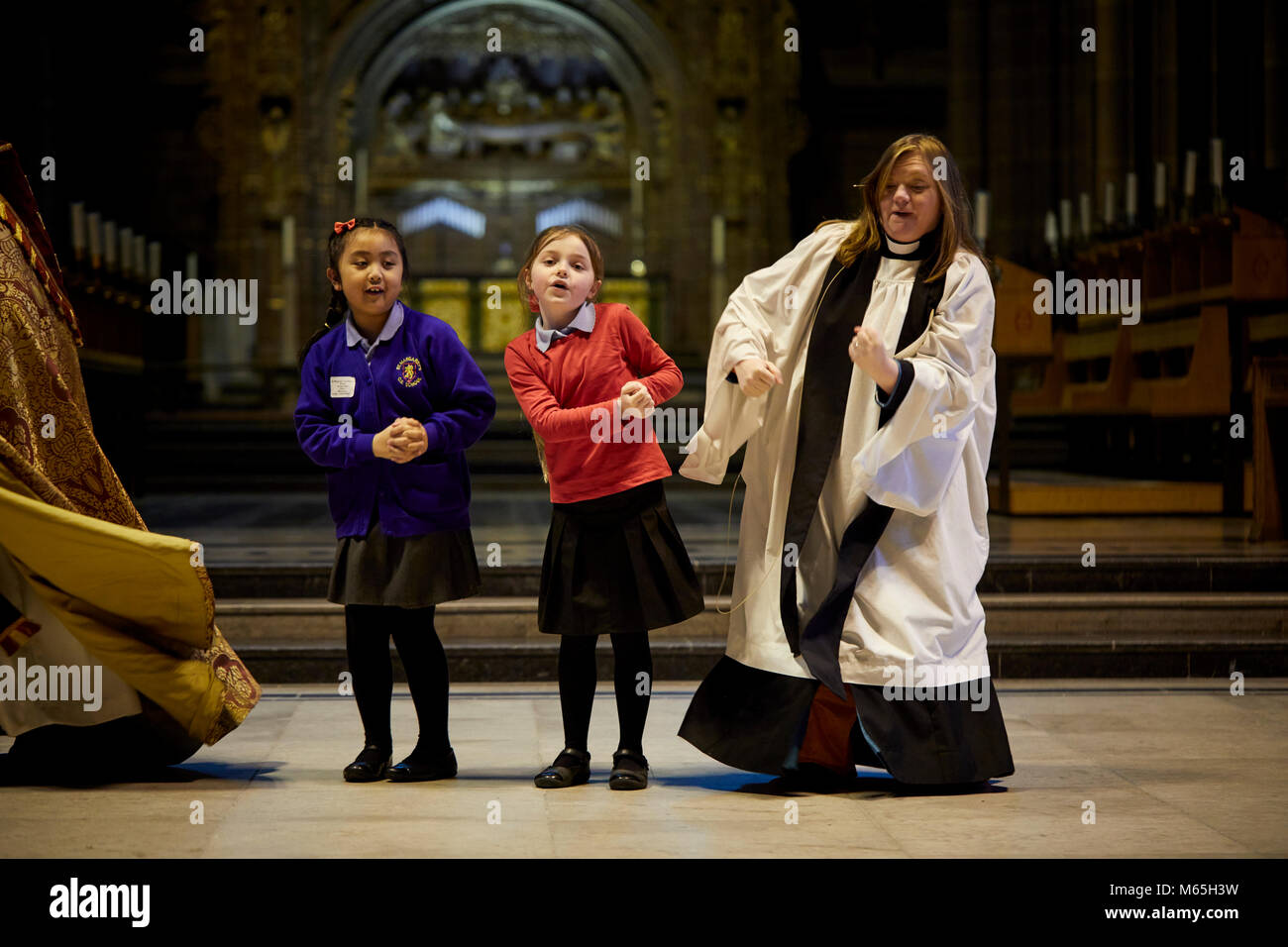 Liverpool Cathedral Rev Kate Bottley von Gogglebox Ruhm mit Kindern Stockfoto