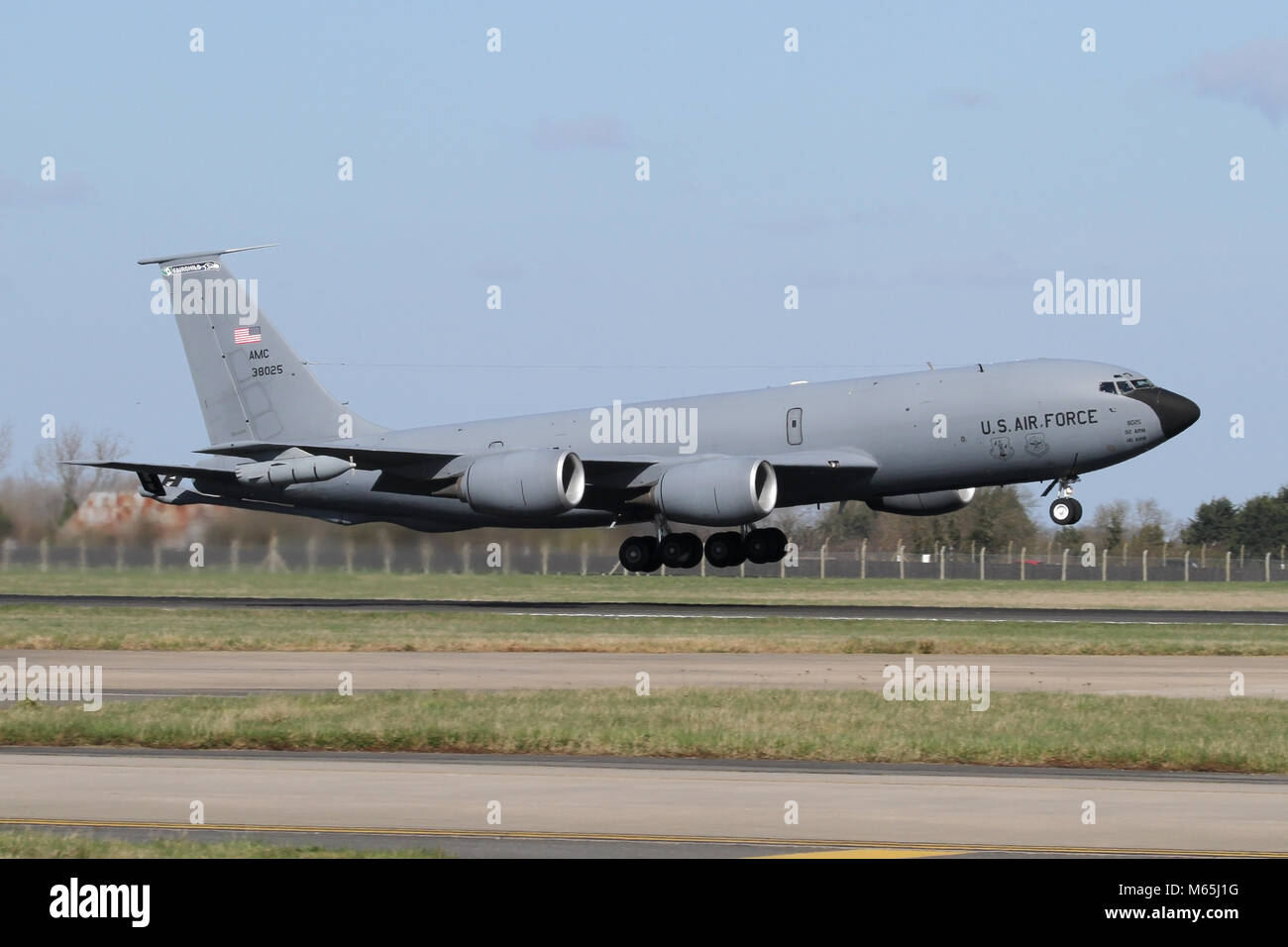 Eine KC-135R aus dem 92. ARW drehen Sie die Start- und Landebahn am RAF Mildenhall in Suffolk, Großbritannien. Stockfoto