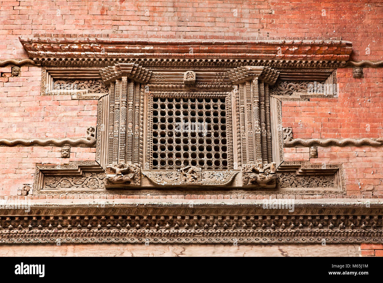 Geschnitzte hölzerne Fenster auf Hanuman Dhoka alten Königspalast Durbar Square in Kathmandu, Nepal. Stockfoto