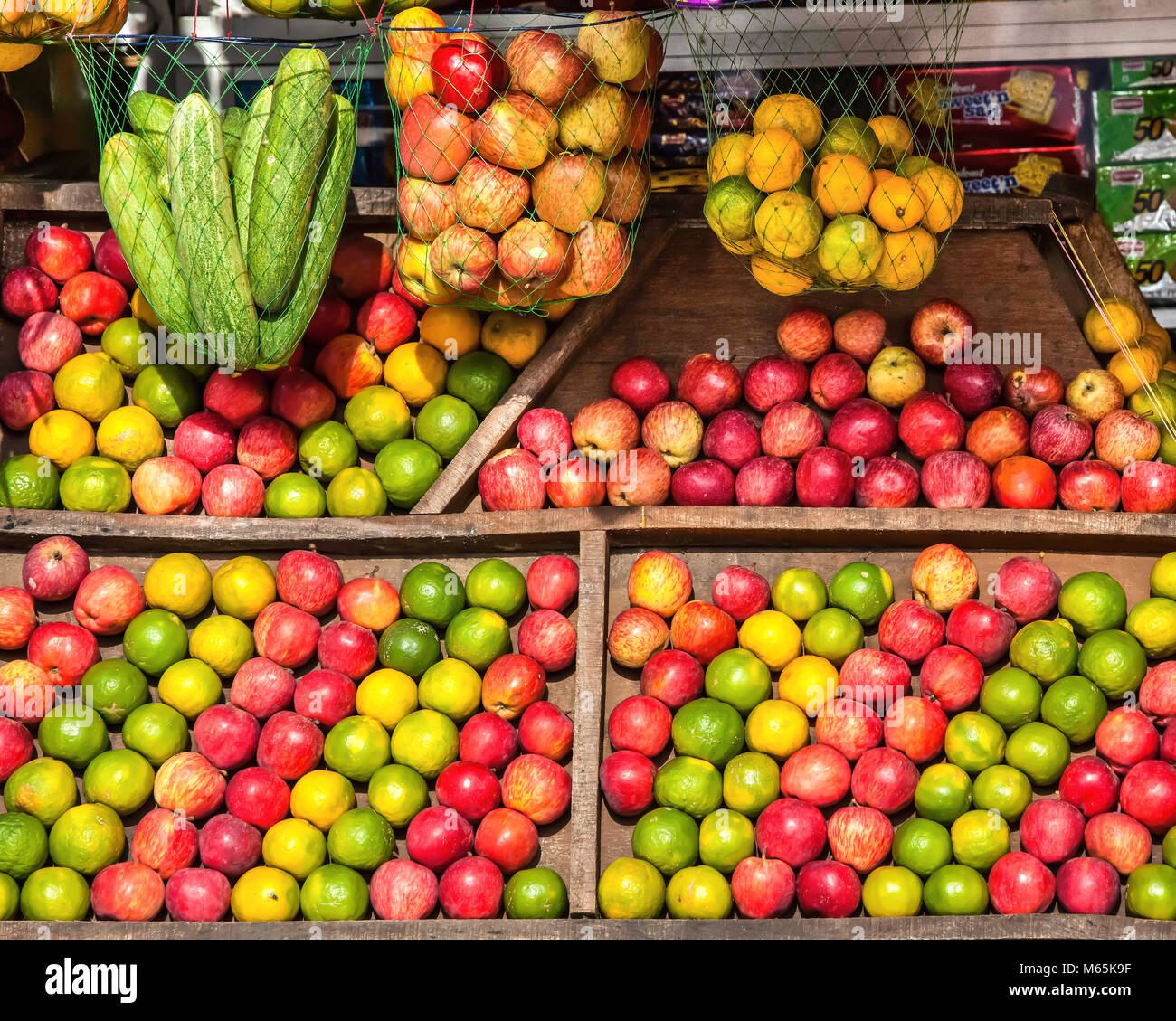 Straßenszene in Adimali Dorf in Kerala, Indien. Verkauf von Obst. Stockfoto