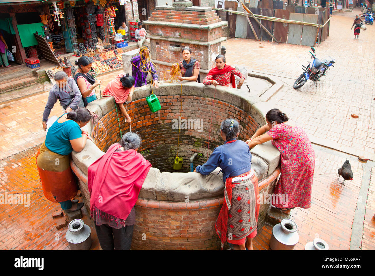 KATHMANDU, Nepal - Mai 20: nepalesen Trinkwasser aus Brunnen am 20. Mai 2013, Kathmandu, Nepal. Die Versorgung mit Trinkwasser ist ein großes Problem, das ich Stockfoto