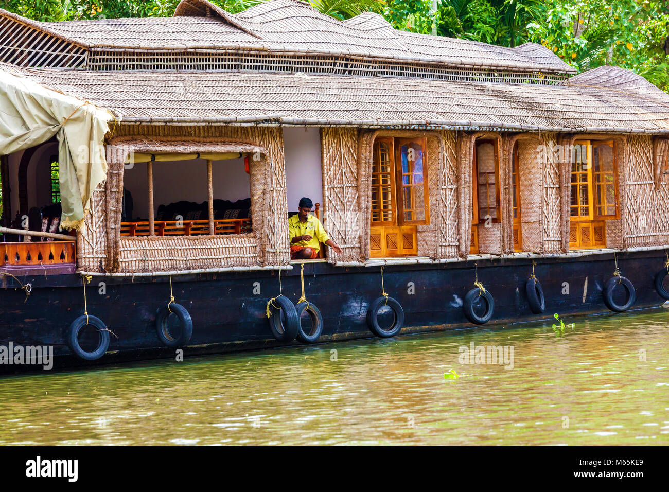 Ein Hausboot mit Leerlauf in den Backwaters in der Nähe Vembanad See, Kerala, Indien. Stockfoto