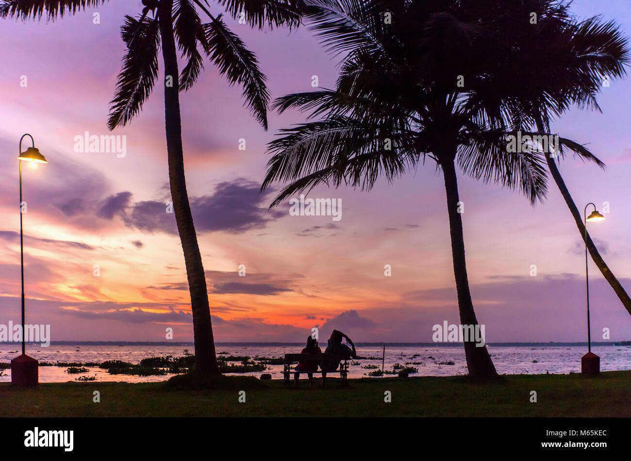 Entspannen Sie in der schönen Sonnenuntergang über Vembanad See, in den Backwaters in Kerala, Indien. Stockfoto