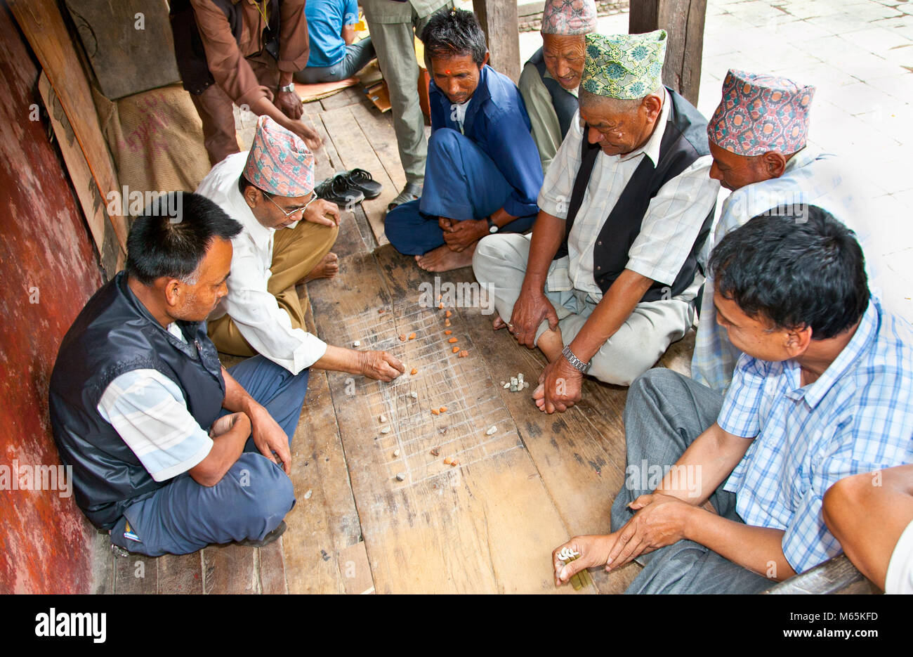 BHAKTAPUR - Mai 20: Unbekannter Männer spielen traditionelle Spiel auf. 20, 2013 in Bhaktapur, Nepal. Spiele mit Bambus Stick und Rock haben in gespielt worden Stockfoto