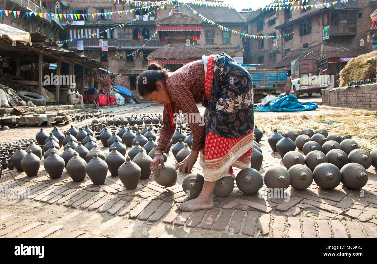 BHAKTAPUR, Nepal - Mai 20: Nicht identifizierte Frau ist der Topf am 20. Mai 2013 in Bhaktapur, Nepal. Bhaktapur ist als Weltkulturerbe von der UNESO aufgeführt Stockfoto