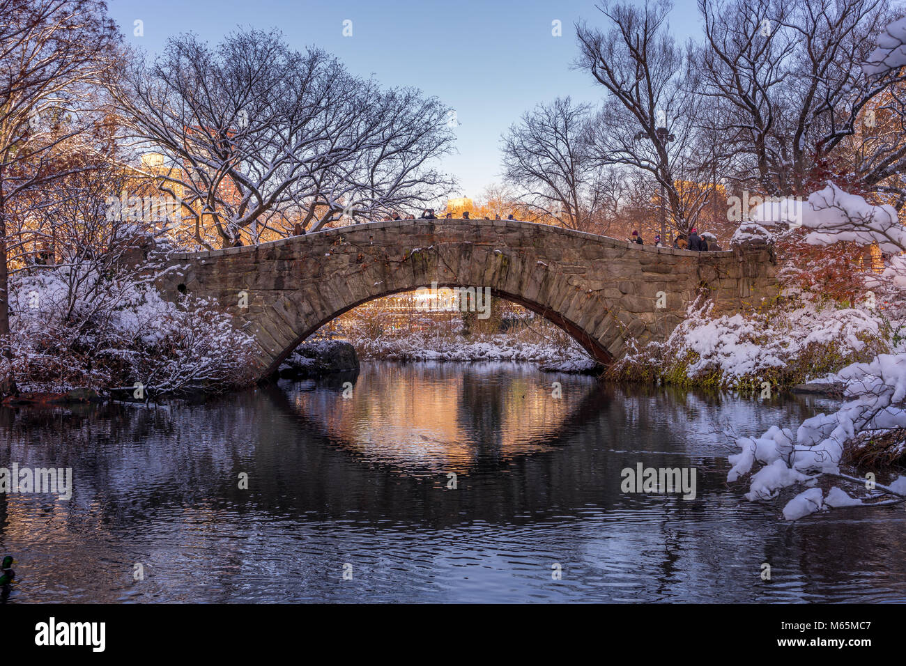 New York, NY, USA - Dec 10, 2017. Szene Winter Gapstow Brücke im Central Park New York Zweigen bedeckt mit weißem Schnee. Stockfoto