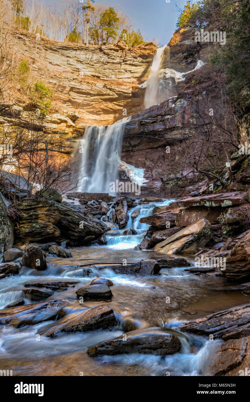 Kaaterskill fällt fließt während einer Ende Februar Tauwetter in der Catskill Mountains von Greene Land, New York. Stockfoto