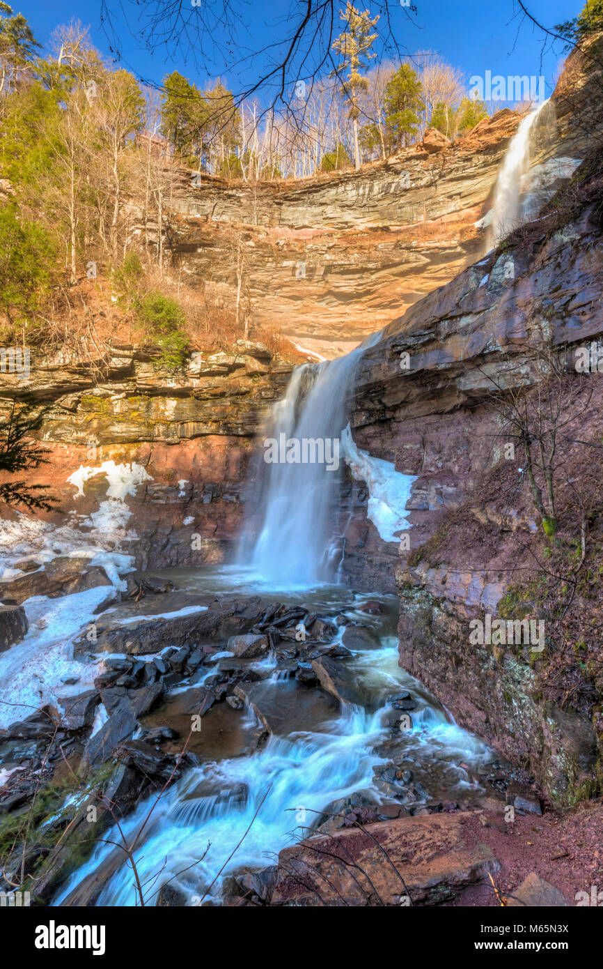 Sims Blick auf Kaaterskill fällt bei einem Ende Februar Tauwetter in der Catskill Mountains von Greene Land, New York. Stockfoto