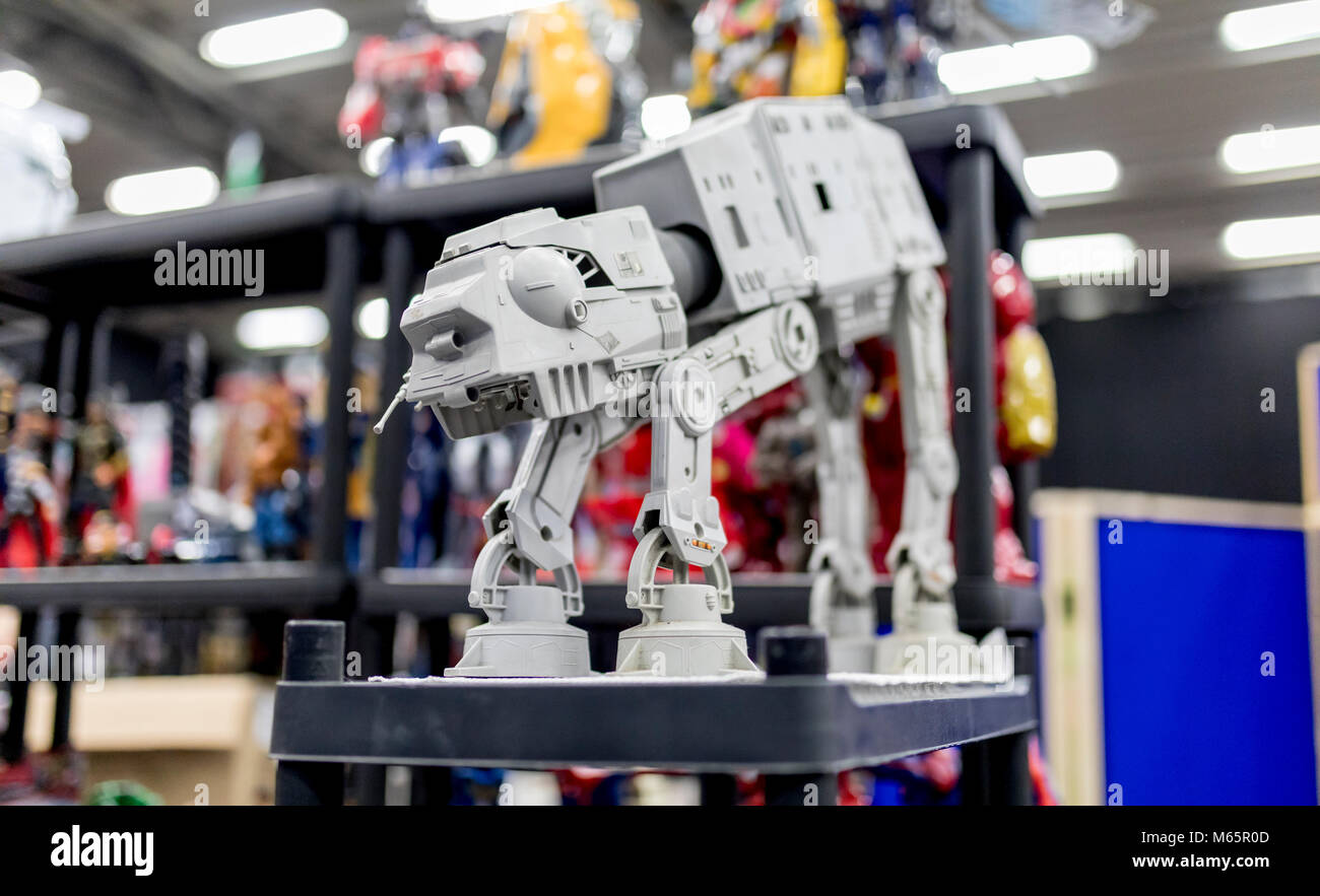 Doncaster Comic Con 11 Feruary 2018 an der Doncaster Dome UK. Star Wars All Terrain Armored Transport- oder AT-AT Walker Kunststoff Modell auf der Anzeige Stockfoto