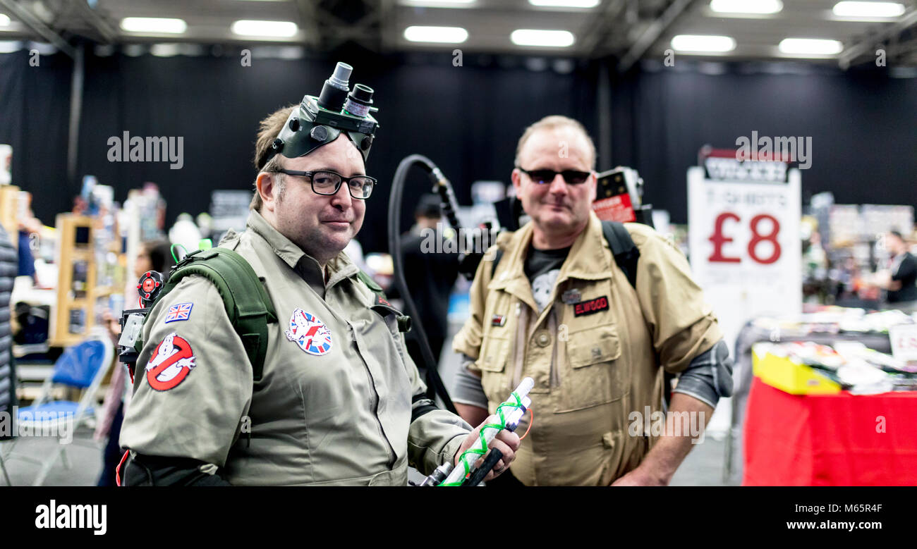 Doncaster Comic Con 11 Feruary 2018 an der Doncaster Dome. Zwei Männer in Geisterjäger Cosplay Kostüme gekleidet posiert für die Kamera Stockfoto