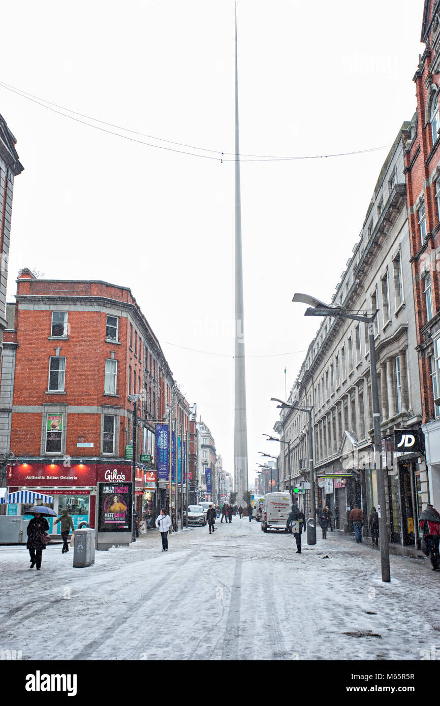 Dublin/Irland - 02/28/2018. Menschen zu Fuß auf fallenden Schnee Henry Street, Tier aus dem Osten Stockfoto