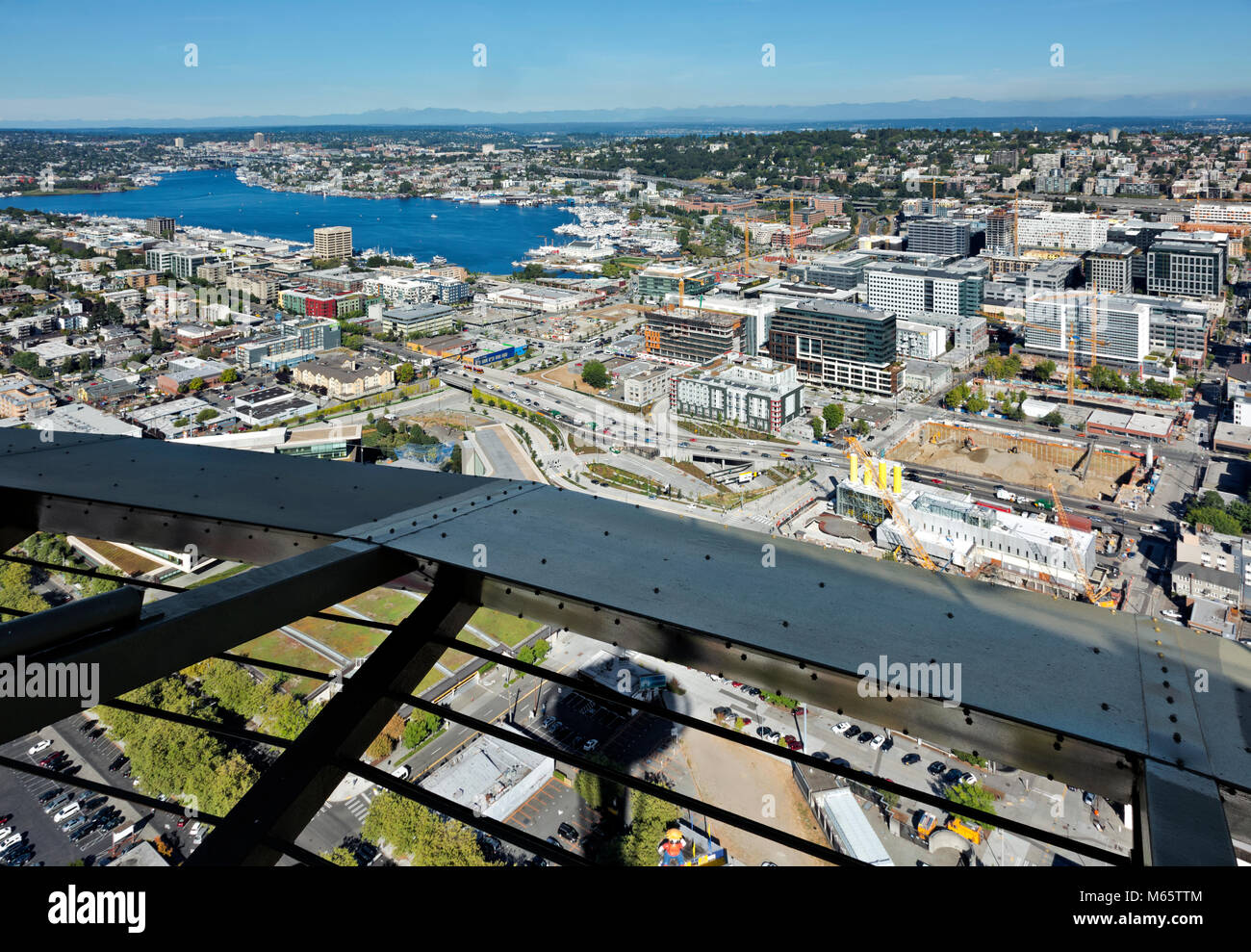 WA13787-00...WASHINGTON - Blick auf den Nordosten einschließlich Lake Union, die Kaskadenzüge von der Aussichtsplattform der Space Needle, Seattle 2017. Stockfoto