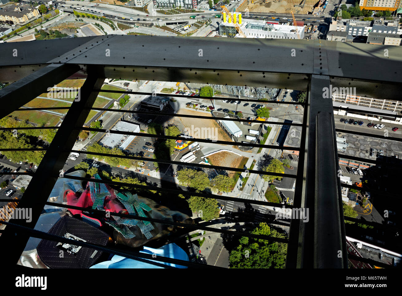 WA13788-00...WASHINGTON - Blick direkt nach unten von der Aussichtsplattform der Space Needle auf die Monorail-Schienen und MoPOP, 2017 Stockfoto