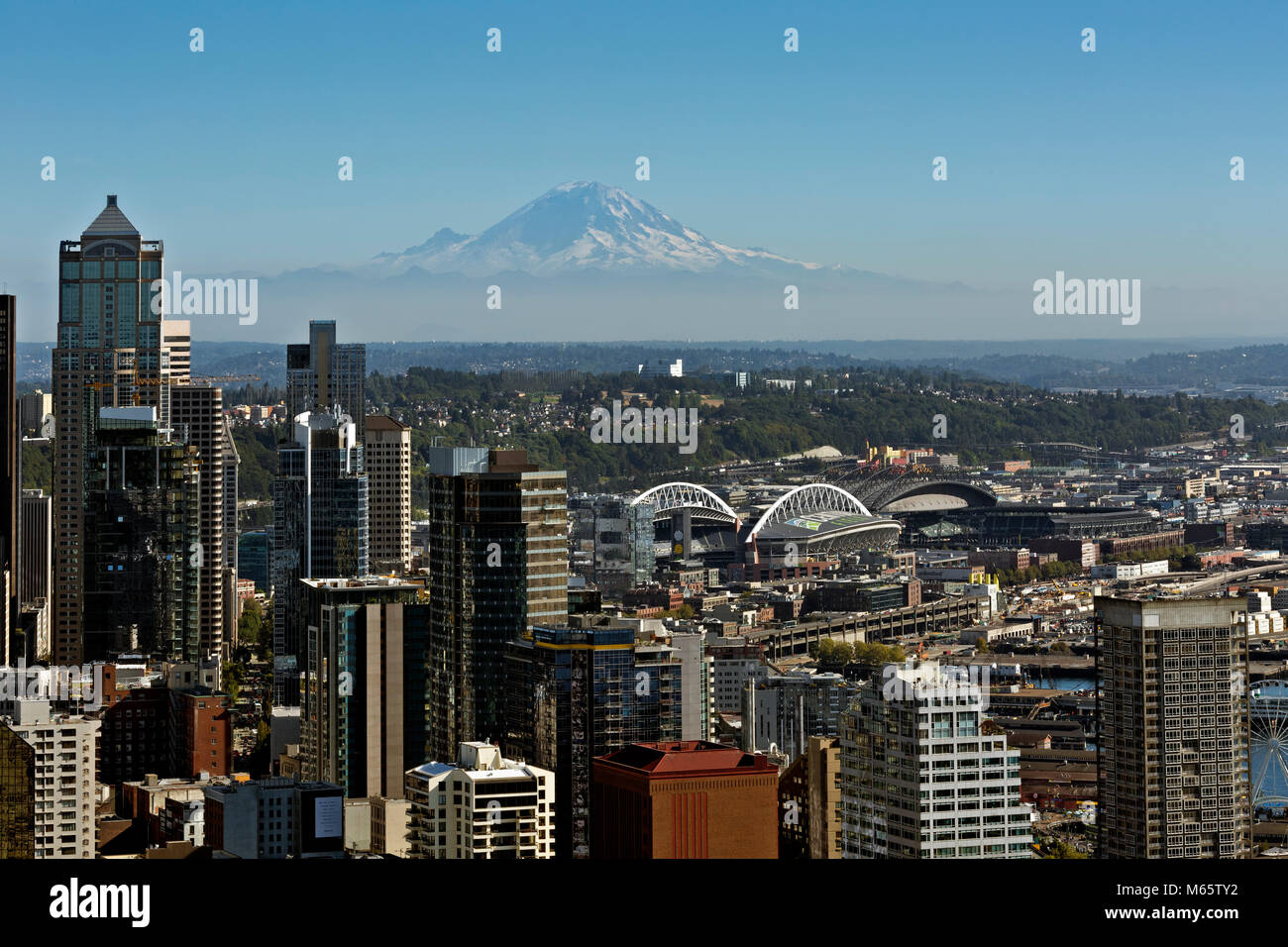WA13790-00...WASHINGTON - Blick nach Süden von der Space Needle auf die Downtown Seattle Hochhäuser, den Sodo District und Mt. Rainier. 2017 Stockfoto