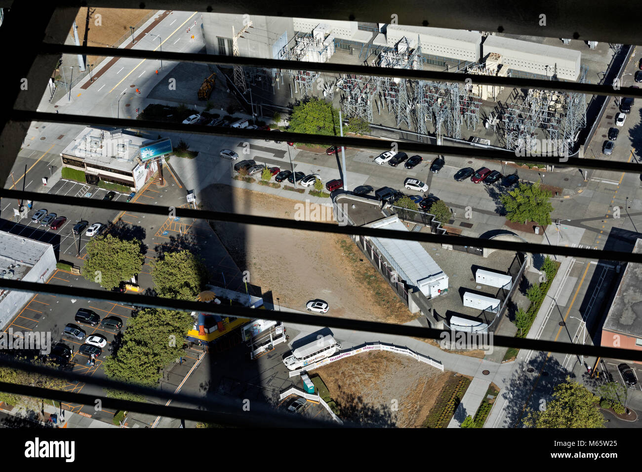 WA13793-00...WASHINGTON - Blick nach Osten von der Aussichtsplattform der Seattle Space Needle, einschließlich einer Schattensilhouette der Space Needle selbst. 2017 Stockfoto
