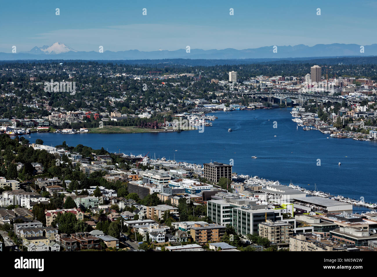 WA13794-00...WASHINGTON - Blick nach Norden über Lake Union, Gas Works Park, Ship Canal Bridge, University of Washington und die Cascade Mountains. 2017 Stockfoto