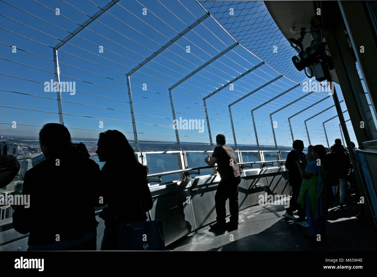 WA13796-00...WASHINGTON - Besucher auf der Aussichtsplattform der Space Needle mit Blick auf Seattle und Elliott Bay. 2017 Stockfoto