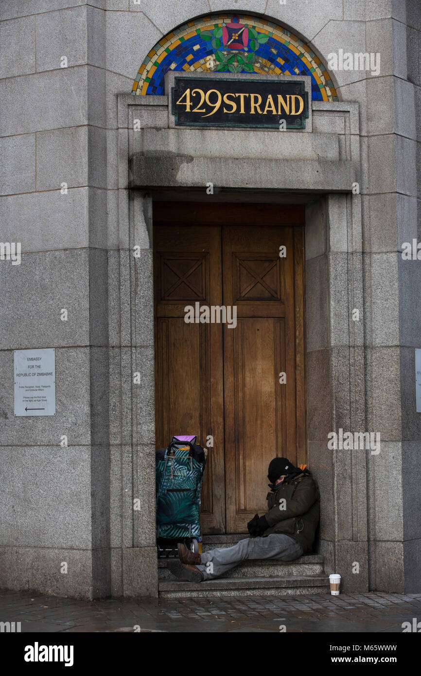 Rough sleeper in Londons West End als "Tier aus dem Osten' artic Wetter hinunter auf die Hauptstadt bringen Schnee Schnee und Kälte tempatures. Stockfoto