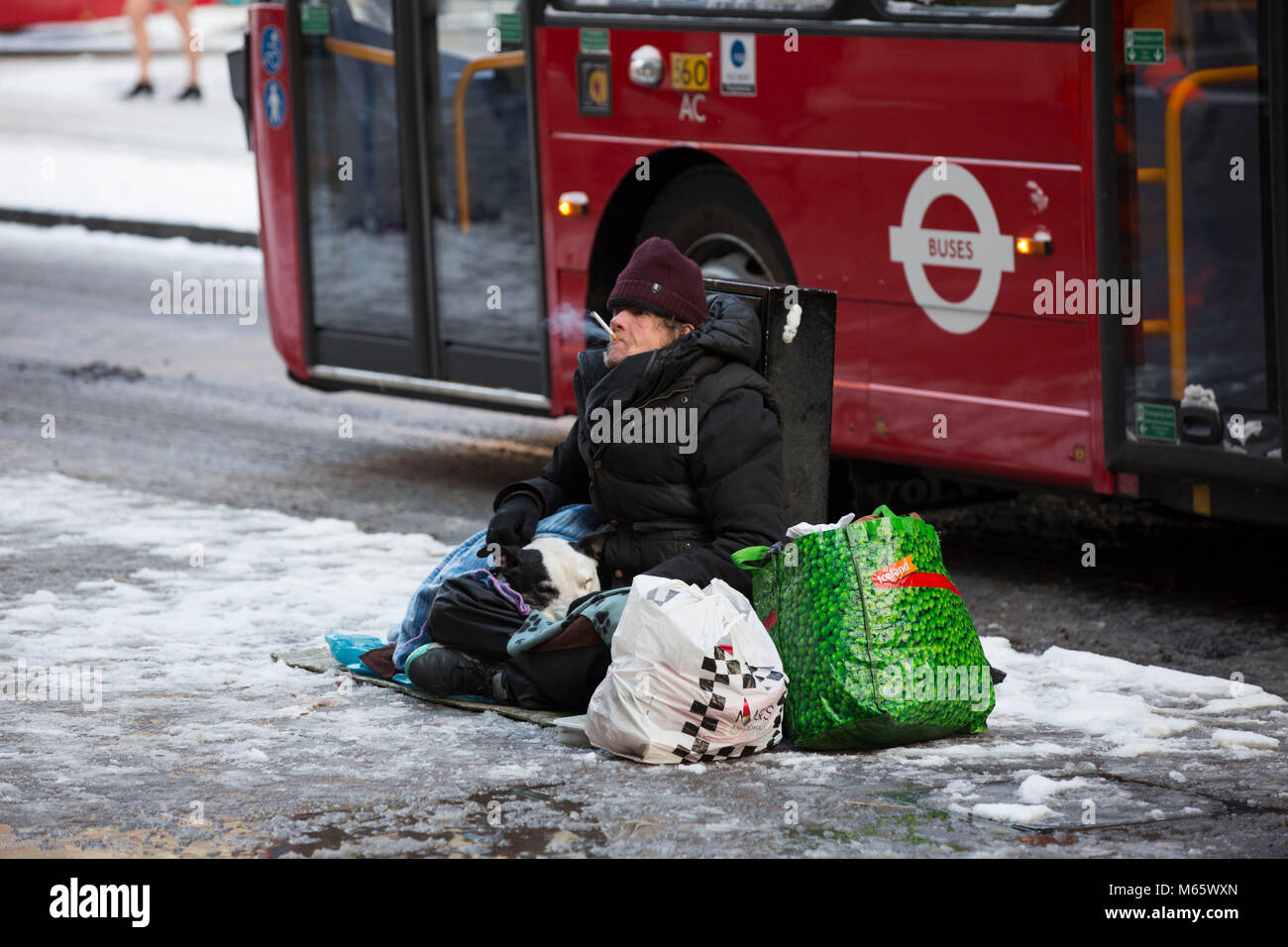 Rough sleeper in Londons West End als "Tier aus dem Osten' artic Wetter hinunter auf die Hauptstadt bringen Schnee Schnee und Kälte tempatures. Stockfoto