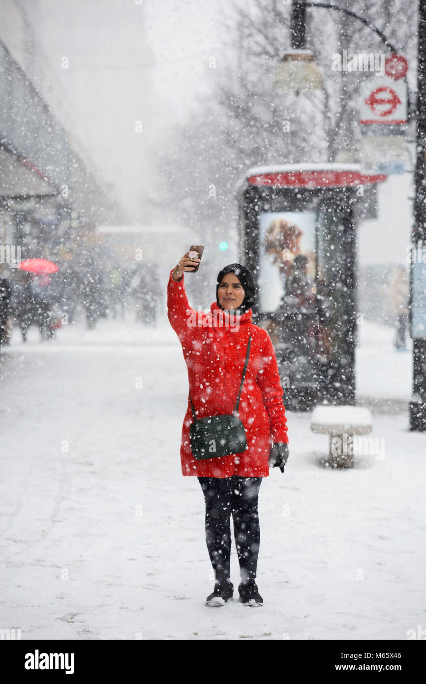 "Tier aus dem Osten' artic Wetter schlägt die Oxford Street, West End, London, als Großbritannien durch die eisigen Sibirischen winden und schwere Schneeschauer geschlagen wird. Stockfoto