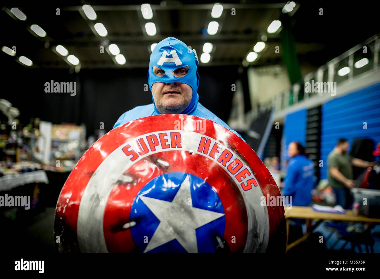 Doncaster Comic Con 11 Feruary 2018 an der Doncaster Dome. Mann gekleidet, wie Marvel Charakter Captain America für Nächstenliebe in Cosplay Kostüme und ein Stockfoto