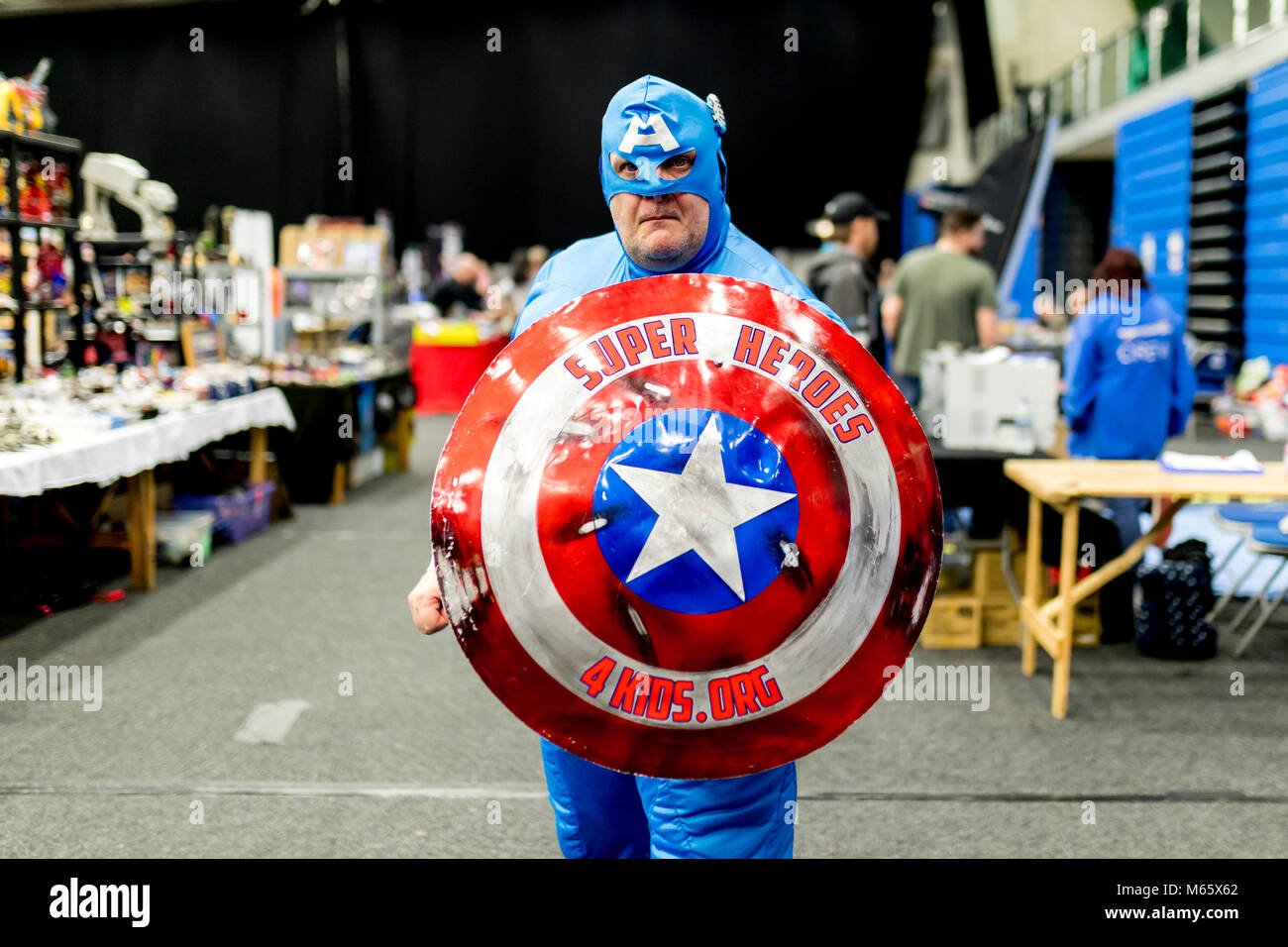 Doncaster Comic Con 11 Feruary 2018 an der Doncaster Dome. Mann gekleidet, wie Marvel Charakter Captain America für Nächstenliebe in Cosplay Kostüme und ein Stockfoto