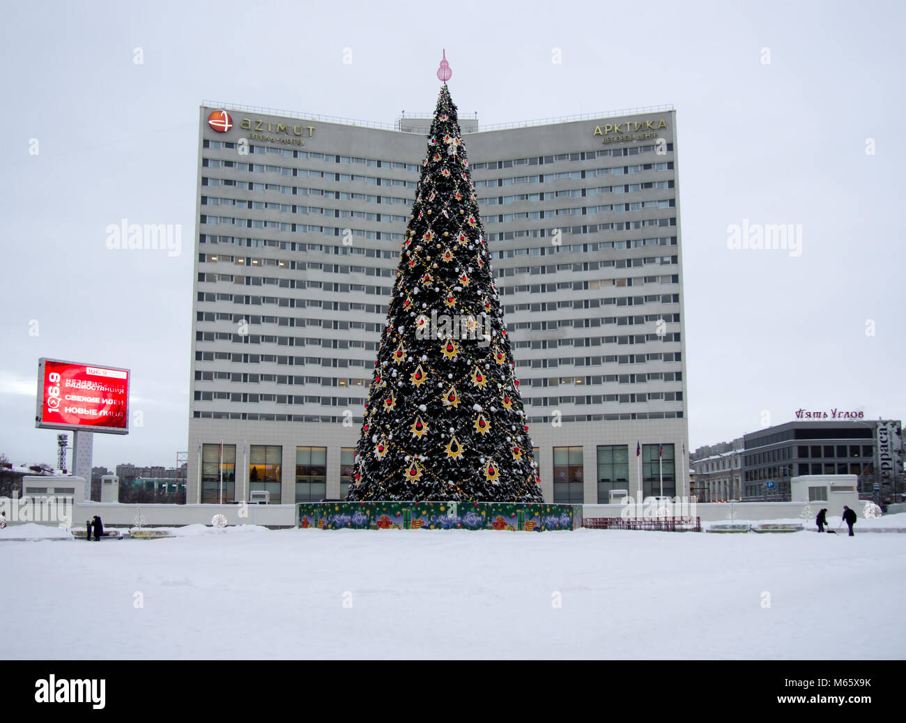 Weihnachtsbaum steht auf dem Platz in der Stadt Murmansk Stockfoto