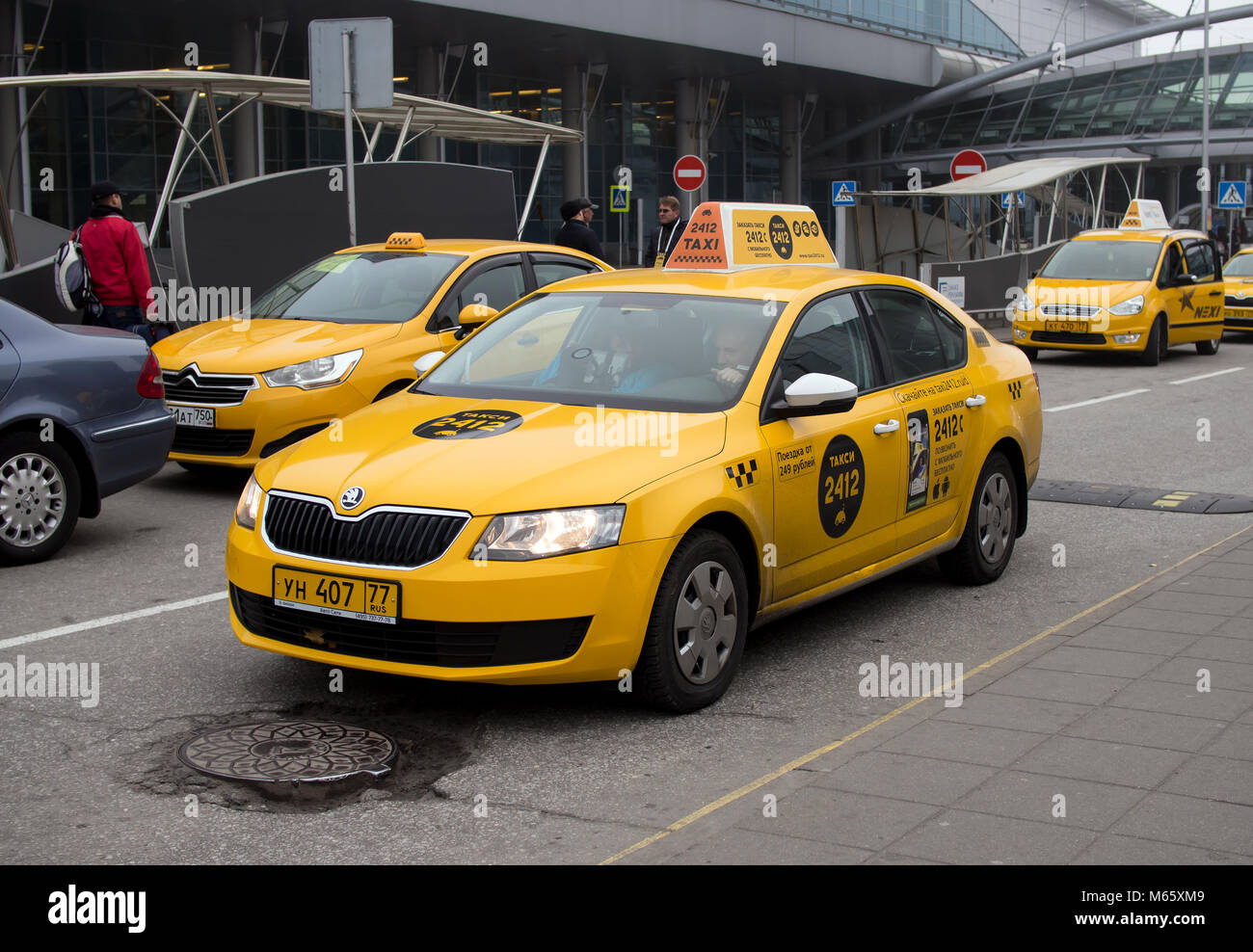 Moskau, Russland - November 07, 2015: Gelb Taxistand am Eingang des Flughafens Sheremetyevo. Stockfoto