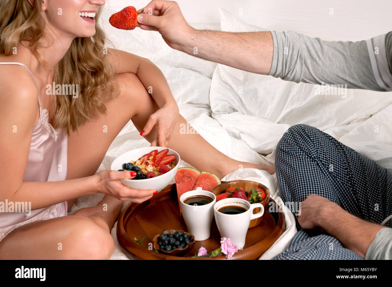 Junges Paar in romantisches Frühstück im Bett Stockfotografie - Alamy