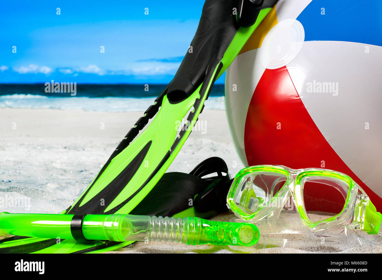 Sommer Urlaub am Meer Strand. Maske Taucherbrille mit Schnorchel und Flossen am Strand Stockfoto