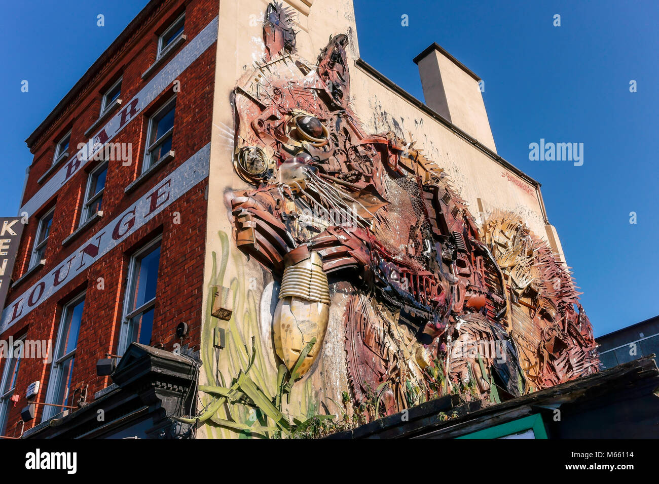 Kunst die Arbeiten an dem Workshop Pub Fassade. Eichhörnchen, aus der Stadt Abfälle, die von der Umwelt Künstler Artur Bordalo. Dublin, Republik von Irland Stockfoto