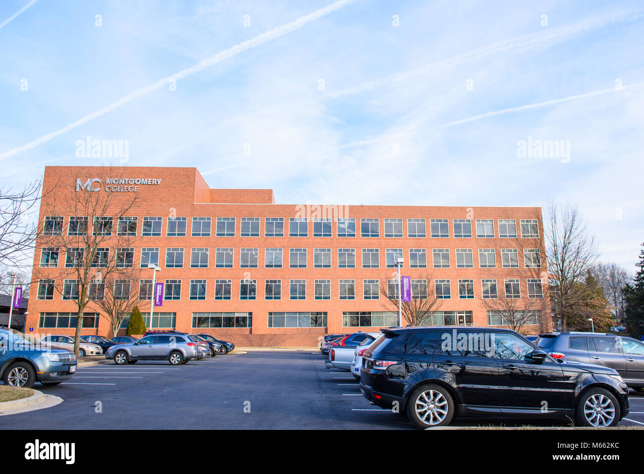 Rockville, Maryland/USA - Januar 31, 2018: Ein Teil der Montgomery College Campus Gebäude und Parkplatz. Etwas außerhalb der Stadt Gaithersburg, Stockfoto