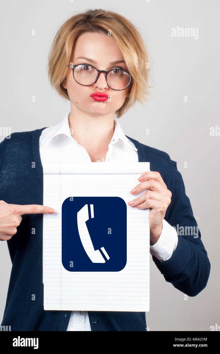 Schöne junge Frau und deutete mit dem Finger auf das Multimedia-symbol Stockfoto