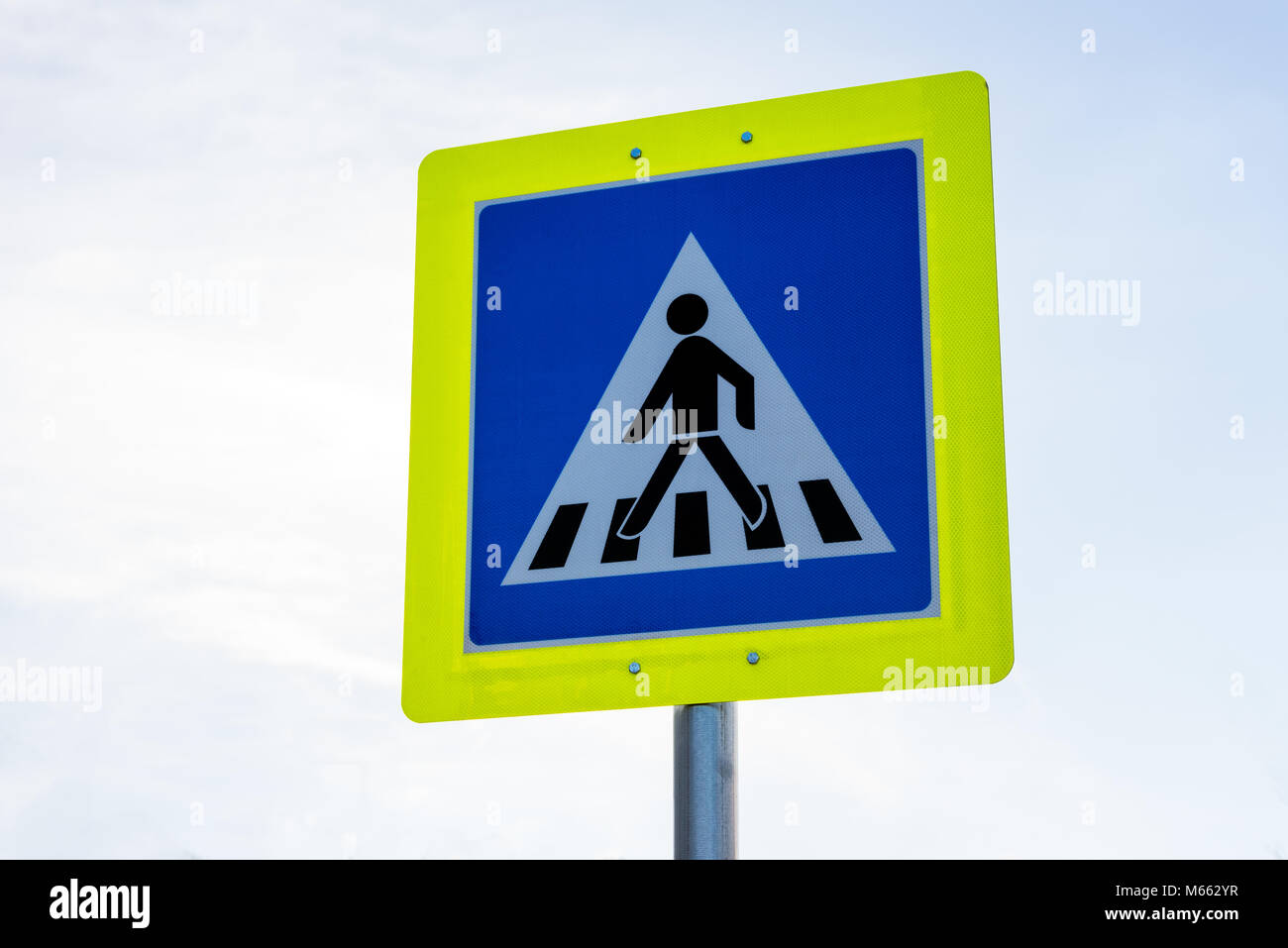 Fußgängerüberweg Verkehrssicherheit Verkehrszeichen im gelben Rahmen auf weißen Himmel Stockfoto
